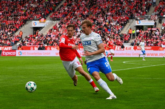 Marvin Obuz goes head-to-head with Florian Carstens, Rot-Weiss Essen vs. FC Hansa Rostock, September 20, 2026; Marvin Obuz (10), RWE, goes head-to-head with Florian Carstens (17), FCH, Rot-Weiss Essen (RWE), Rot-Weiss Essen vs. FC Hansa Rostock on September 20, 2026, at the Stadion an der Hafenstraße in Essen, North Rhine-Westphalia, Germany (GER). Soccer, Matchday 7 of the 3. Liga 2026–2027 season. Final score: 1–1, in front of 19,000 spectators