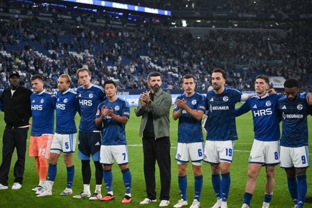 Schalke players with coach Miron Muslic, FC Schalke 04, Wed., after the game on September 20, 2026, Soccer 1. Bundesliga, 2026–2027 season, Matchday 4, FC Schalke 04 vs. SV Elversberg. DFL regulations prohibit any use of photographs as image sequences and or quasi-video. Gelsenkirchen, Veltins Arena, North Rhine-Westphalia, Germany Team2