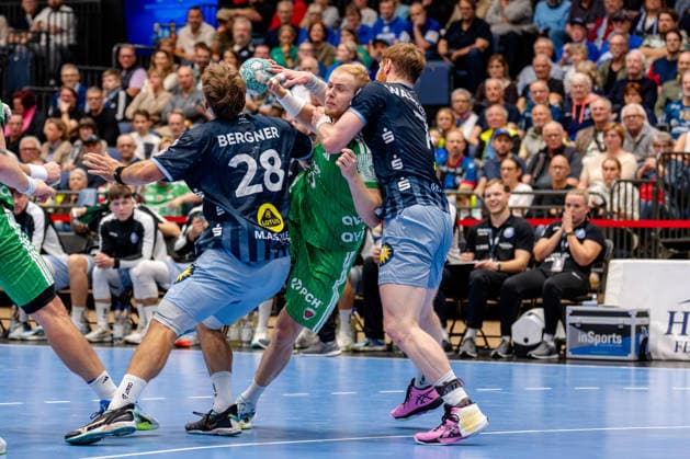 Düsseldorf, September 20, 2026, Handball, Men s, Opel Bundesliga, Matchday 5, 2026–2027 Bergische HC vs. Füchse Berlin Matthes Langhoff (Füchse Berlin, No. 25) in a duel with Tom Bergner (Bergische HC, No. 28, left) and Johannes Wasielewski (Bergische HC, No. 77, right)