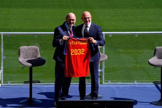 September 21, 2026, Las Rozas, Madrid, Spain: Luis de la Fuente, head coach of Spain and Rafael Louzan, President of RFEF, pose for a photo during the presentation of Luis De La Fuente contract renewal, extending his deal until 2032 at Ciudad del Futbol on September 21, 2026, in Las Rozas, Madrid, Spain. Las Rozas Spain - ZUMAa181 20260921_zaa_a181_004 Copyright: xDennisxAgyemanx