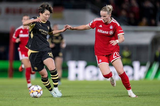 Battle for the Ball: One-on-One between Aoba Fujino (Manchester City WFC, 20) and Franziska Kett (FC Bayern Munich Women, 20, GER), FC Bayern Munich Women vs. Manchester City WFC, UEFA Women s Champions League, Group Stage, Matchday 1, 2026–2027 season, September 22, 2026. DFL and DFB regulations prohibit any use of photographs as image sequences and or quasi-video. Photo: HMB Media, Heike Feiner Copyright: HMBxMedia HeikexFeiner