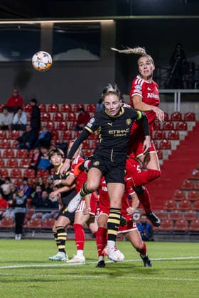 Giulia Gwinn, FC Bayern Munich Women, No. 7, clearing a header in her own penalty area against Alex Greenwood, Manchester City WFC, No. 5, GER, FC Bayern Munich Women vs. Manchester City WFC, UEFA Women s Champions League, Group Stage, Matchday 1, 2026–2027 season, September 22, 2026. DFL and DFB regulations prohibit any use of photographs as image sequences and or quasi-video. Photo: HMB Media, Heike Feiner Copyright: HMBxMedia HeikexFeiner