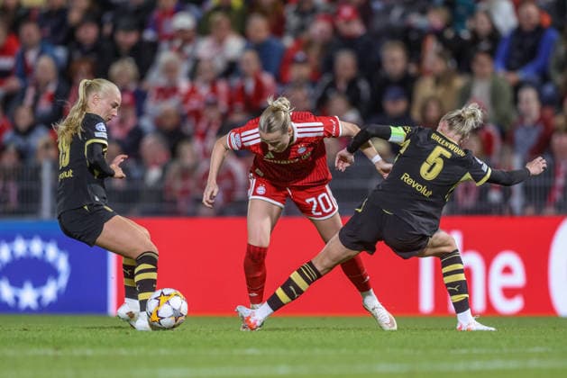 GER, Munich, FC Bayern Munich vs. Manchester City, Women s Champions League, Soccer, UEFA, 2026–2027 season, uhlsport Park, Matchday 1 in pictures: from left, Laura Blindkilde Brown (Manchester City Women, 19), Franziska Kett (FC Bayern Munich Women, 20), Alex Greenwood, Manchester City Women (5). DFB and DFL regulations prohibit any use of photographs as image sequences and or quasi-video. September 22, 2026 Copyright: HMBxMedia HendrikxHamelau