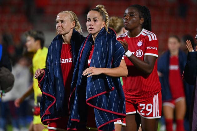 v li Pernile HARDER FCB, Giulia GWINN FCB, Edna IMADE FCB after the game, disappointment, frustration, disappointed, frustrated, dejected, Women s Champions League, group stage: FC Bayern Munich vs. Manchester City 2–2 on September 22, 2026, at Sportpark Unterhaching