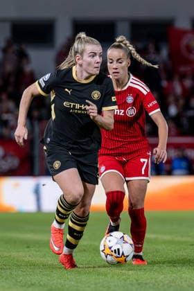 Lauren Hemp, Manchester City WFC, 11, ahead of Giulia Gwinn, FC Bayern Munich Women, 07 GER, FC Bayern Munich Women vs. Manchester City WFC, UEFA Women s Champions League, group stage, Matchday 1, 2026–2027 season, September 22, 2026 DFL DFB regulations prohibit any use of photographs as image sequences and or quasi-video. Photo: HMB Media, Heike Feiner Copyright: HMBxMedia HeikexFeiner