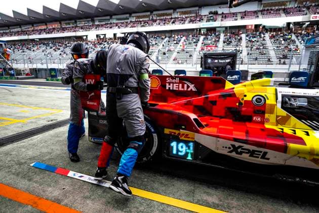 FIA WEC - 6 HOURS OF FUJI 2026 20 FRIJNS Robin (nld), RAST Renà (ger), VAN DER LINDE Sheldon (zaf), BMW M Team WRT, BMW M Hybrid V8 20, Hypercar, pitstop, arrêt aux stands, puncture during the 6 Hours of Fuji 2026, 6th round of the 2026 FIA World Endurance Championship, from September 25 to 27, 2026 on the Fuji Speedway in Oyama, Shizuoka, Japan - OyamaJapan Copyright: xFabrizioxBoldonix