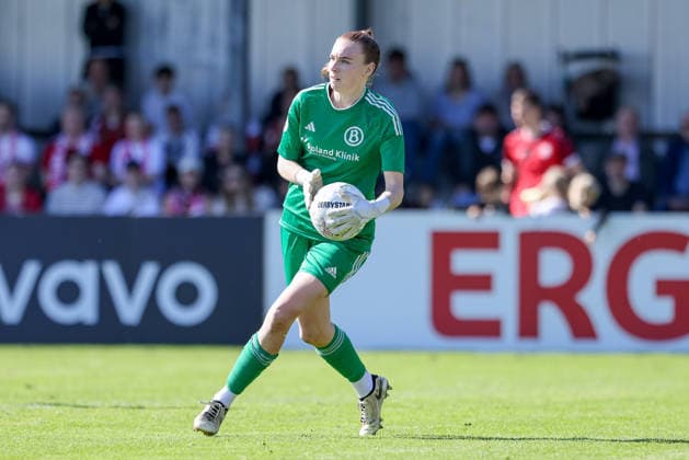 Julia Salomon, goalkeeper, ATS Buntentor, 01 on the ball, cutout, single image, full-body, action, game scene, DFB REGULATIONS PROHIBIT ANY USE OF PHOTOGRAPHS AS IMAGE SEQUENCES AND OR VIDEO-LIKE PHOTO SERIES DFB REGULATIONS PROHIBIT ANY USE OF PHOTOGRAPHS AS IMAGE SEQUENCES AND OR QUASI-VIDEO, September 27, 2026, Bremen, Germany, Soccer, DFB Women’s Cup, ATS Buntentor 1 FC Nürnberg xobx