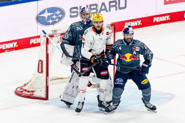 Ryan Murphy (EHC Red Bull Munich), No. 24, defends against Daniel Pfaffengut (Loewen Frankfurt), No. 77, in front of the goal of Antoine Bibeau, goaltender for EHC Red Bull Munich, No. 30 (GER), EHC Red Bull Munich vs. Löwen Frankfurt Ice Hockey, DEL, 2026–2027 Season, Matchday 4, September 27, 2026 Photo by HMB Media, Franz Feiner Copyright: HMBxMedia FranzxFeiner