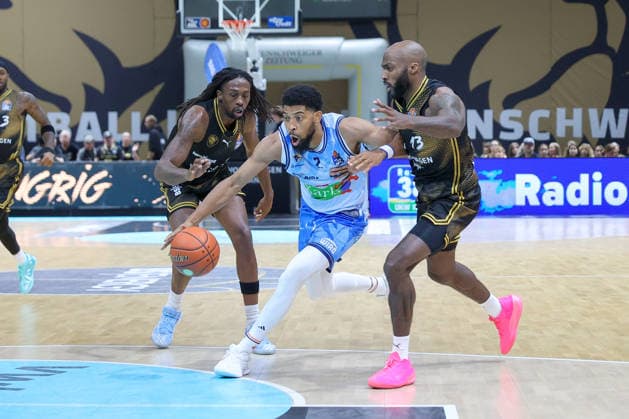 September 27, 2026, xgox, Basketball easyCredit BBL, Basketball Löwen Braunschweig vs. Rostock Seawolves emspor, from left: Zach Copeland (Rostock), 2, Sheldon Edwards (Braunschweig), 13; tussle, duel, battle, tackle (Braunschweig)