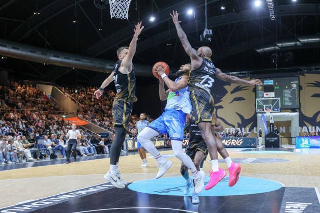 September 27, 2026, xgox, easyCredit BBL Basketball, Basketball: Löwen Braunschweig vs. Rostock Seawolves (emspor), from left: Felipe Haase Thiers (Braunschweig), 22, Zach Copeland (Rostock), 2, Sheldon Edwards, Braunschweig, 13, one-on-one, duel, battle, tackle, Braunschweig