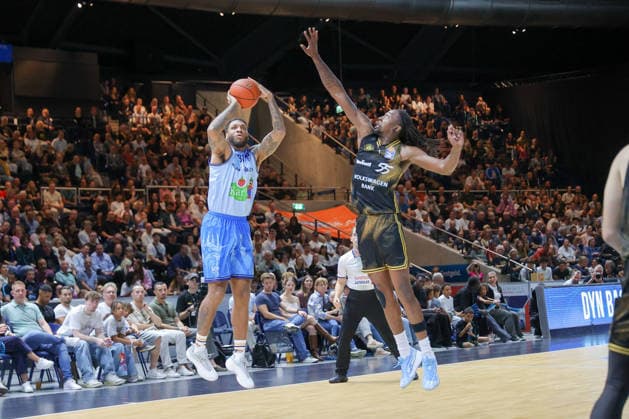 September 27, 2026, xgox, Basketball easyCredit BBL, Basketball Löwen Braunschweig vs. Rostock Seawolves emspor, from left: Todd Withers (Rostock), 33; Tajh Green (Braunschweig), 55; one-on-one, duel, battle, tackle (Braunschweig)