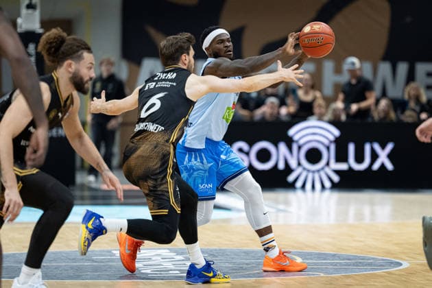 TJ Crockett Jr. No. 0, Rostock Seawolves vs. Ferdinand Zylka No. 6, Basketball, Löwen Braunschweig, GER; Basketball, Löwen Braunschweig vs. Rostock Seawolves, Basketball, easyCredit BBL, Week 3, 2026–27 season, September 27, 2026 GER, Basketball: Braunschweig Lions vs. Rostock Seawolves, Basketball, easyCredit BBL, Week 3, 2026–27 season, September 27, 2026 Braunschweig Copyright: xEibner-Pressefoto DanielxREINELTx EP_DRT