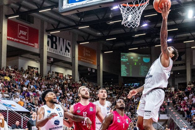 DeLonnie Hunt, SYNTAINICS MBC, No. 3 at the basket; Anthony Gaines, SYNTAINICS MBC, No. 11; Melvin Jostmann, Telekom Baskets Bonn, No. 12; John Michael Wright, Telekom Baskets Bonn, 01 watching Telekom Baskets Bonn vs. SYNTAINICS MBC, basketball, easyCredit BBL, Matchday 3, 2026–2027, September 27, 2026 Telekom Baskets Bonn vs. SYNTAINICS MBC, basketball, easyCredit BBL, Matchday 3, 2026–2027, September 27, 2026 Bonn Copyright: xEibner-Pressefoto GerhardxWingenderx EP_GWR