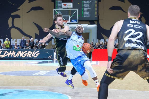 September 27, 2026, xgox, Basketball easyCredit BBL, Basketball Löwen Braunschweig vs. Rostock Seawolves emspor, from left: Devin Askew (Braunschweig), 5; TJ Crockett Jr. (Rostock), 0; matchup, duel, battle, tackle (Braunschweig)