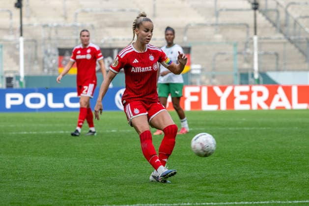 Giulia Gwinn (FC Bayern Munich), No. 07, crosses into the penalty area. Borussia Mönchengladbach vs. FC Bayern Munich, Soccer, DFB Women s Cup, First Round, 2026–2027 Season, September 27, 2026 DFL DFB regulations prohibit any use of photographs as image sequences and or quasi-video Borussia Mönchengladbach vs. FC Bayern Munich, Soccer, DFB Women’s Cup, First Round, 2026–2027 Season, September 27, 2026, Mönchengladbach Copyright: xEibner-Pressefoto ThomasxHaeslerx EP_THR