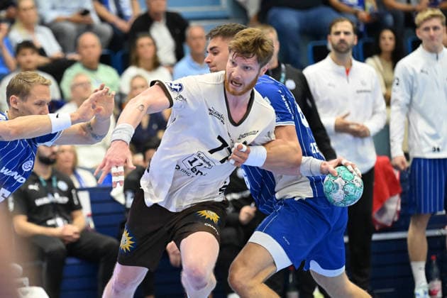 September 27, 2026, GER, Handball, Men s, Opel HBL, 2026–2027 Season, Matchday 6, VfL Gummersbach vs. Bergischer HC Johannes Wasielewski (BHC 77) in a one-on-one battle against ätepán Zeman (VfL Gummersbach 66); DFB and DFL regulations prohibit any use of photographs as image sequences and or quasi-video. Gummersbach SCHWALBE Arena, NRW, Germany Copyright: xNordphoto Meuterx