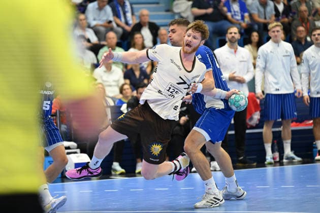 September 27, 2026, GER, Handball, Men s, Opel HBL, 2026–2027 Season, Matchday 6, VfL Gummersbach vs. Bergischer HC Johannes Wasielewski (BHC 77) in a one-on-one battle against ätepán Zeman (VfL Gummersbach 66); DFB and DFL regulations prohibit any use of photographs as image sequences and or quasi-video. Gummersbach SCHWALBE Arena, NRW, Germany Copyright: xNordphoto Meuterx