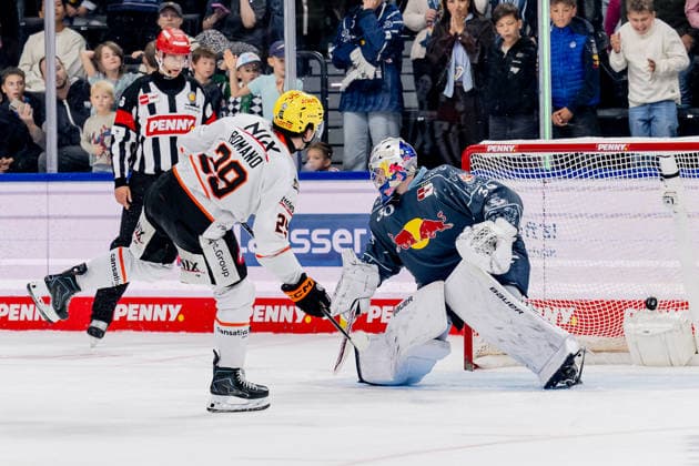 Anthony Romano Loewen Frankfurt, 29, scores on a penalty shot past goalie Antoine Bibeau, EHC Red Bull Munich, 30, to make it 1-3 GER, EHC Red Bull Munich vs. Loewen Frankfurt ice hockey, DEL, 2026-2027 season, Matchday 4, September 27, 2026. Photo: HMB Media, Heike Feiner Copyright: HMBxMedia HeikexFeiner