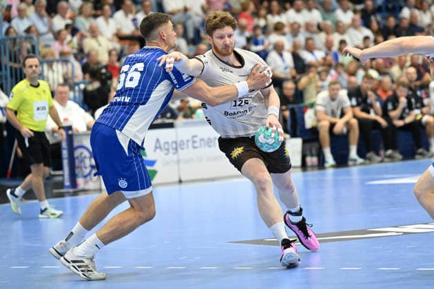 September 27, 2026, GER, Handball, Men s, Opel HBL, 2026–2027 Season, Matchday 6, VfL Gummersbach vs. Bergischer HC: Johannes Wasielewski (BHC 77) in a one-on-one battle against ätepán Zeman (VfL Gummersbach 66). DFB and DFL regulations prohibit any use of photographs as image sequences and or quasi-video. Gummersbach, SCHWALBE Arena, NRW, Germany Copyright: xNordphoto Meuterx