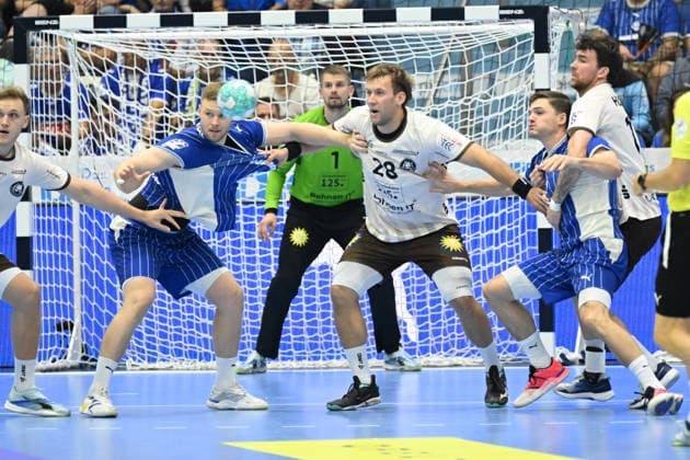 September 27, 2026, GER, Handball, Men s, Opel HBL, 2026–2027 Season, Matchday 6, VfL Gummersbach vs. Bergischer HC: Christopher Rudeck (goalkeeper, BHC 1), Tom Bergner (BHC 28), Kay Smits (VfL Gummersbach 31); DFB and DFL regulations prohibit any use of photographs as image sequences and or quasi-video. Gummersbach, SCHWALBE Arena, NRW, Germany Copyright: xNordphoto Meuterx