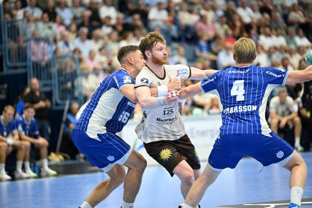 September 27, 2026, GER, Handball, Men s, Opel HBL, 2026–2027 Season, Matchday 6, VfL Gummersbach vs. Bergischer HC Johannes Wasielewski (BHC 77), in a one-on-one battle against ätepán Zeman (VfL Gummersbach 66), Elliõi Snaer Viõarsson, VfL Gummersbach 4; DFB and DFL regulations prohibit any use of photographs as image sequences and or quasi-video. Gummersbach SCHWALBE Arena, NRW, Germany Copyright: xNordphoto Meuterx