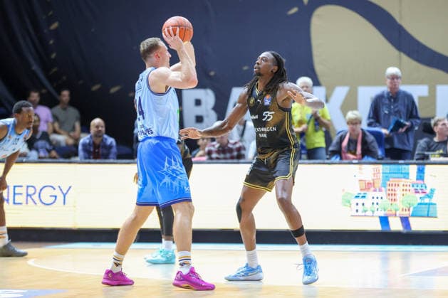 September 27, 2026, xgox, Basketball easyCredit BBL, Basketball Löwen Braunschweig vs. Rostock Seawolves emspor, from left: Artur Konontsuk (Rostock), 34; Tajh Green (Braunschweig), 55; duel, clash, battle, tackle (Braunschweig)