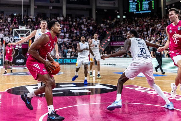 Former SYNTAINICS MBC player Marcus Foster (Telekom Baskets Bonn), Kris Clyburn (SYNTAINICS MBC), 21, Grayson Murphy (Telekom Baskets Bonn), 07. Telekom Baskets Bonn vs. SYNTAINICS MBC, Basketball, easy Credit BBL, Matchday 3, 2026–2027, September 27, 2026 Telekom Baskets Bonn vs. SYNTAINICS MBC, Basketball, easyCredit BBL, Matchday 3, 2026–2027, September 27, 2026 Bonn Copyright: xEibner-Pressefoto GerhardxWingenderx EP_GWR
