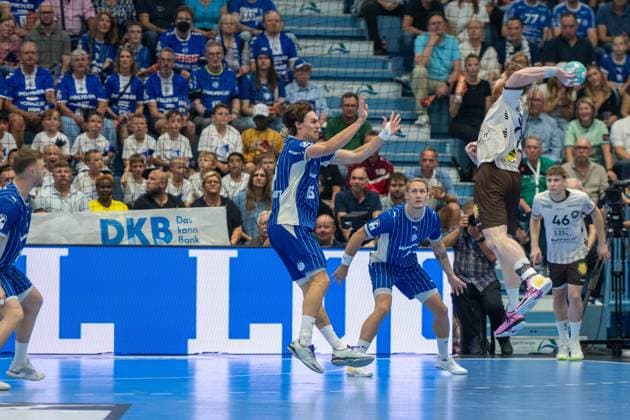 Miro Schluroff, backcourt, VfL Gummersbach 15, Johannes Wasielewski, backcourt, Bergischer Handball Club 06 77, VfL Gummersbach vs. Bergischer Handball Club 06, Opel Handball Bundesliga, Men’s Division, Matchday 6, September 27, 2026, Gummersbach, North Rhine-Westphalia, Germany Copyright: xkolbert-press MartinxWdziecznyx