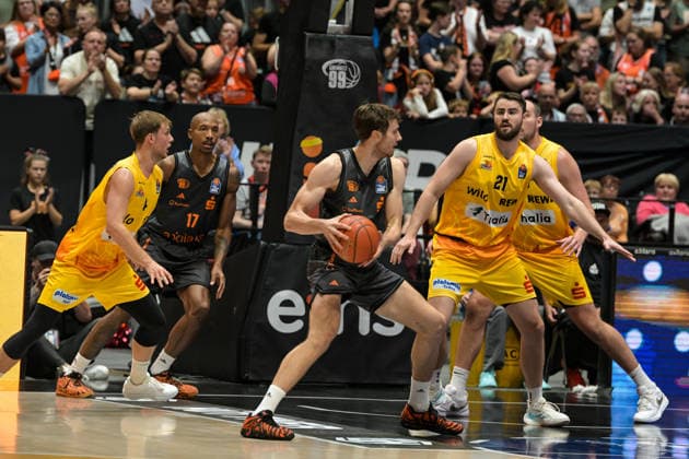 easyCredit Basketball Bundesliga, Matchday 3, Niners Chemnitz vs. Phoenix Hagen, September 27,2026, starting at 4:30 p.m., Chemnitz, Chemnitz Arena. Pictured: No. 90 Jannis von Seckendorf, No. 17 Darion Atkins, No. 21 Tim Uhlemann. easyCredit Basketball Bundesliga, Matchday 3, Niners Chemnitz vs. Phoenix Hagen, Chemnitz, Saxony, Germany Copyright: xEHLxMedia MichelxKöhlerx 20262709-Niners-Chemnitz-Phoenix-Hagen_020