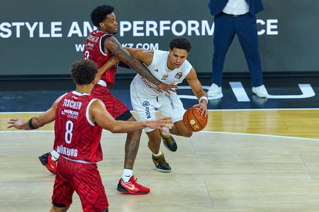 Brandon Tischler, Würzburg Baskets, 08, Eddie Colbert III, Würzburg Baskets, 00, Michael Rataj, Ratiopharm Ulm, 12 GER, Ratiopharm Ulm vs. Würzburg Baskets, Basketball, 1st Bundesliga, Matchday 3, 2026–2027 Season, September 27, 2026 GER, Ratiopharm Ulm vs. Würzburg Baskets, Basketball, 1st Bundesliga, Matchday 3, 2026–2027 Season, September 27, 2026 Neu Ulm Copyright: xEibner-Pressefoto GeraldxOelze-dexStoppanyx EP_ODS
