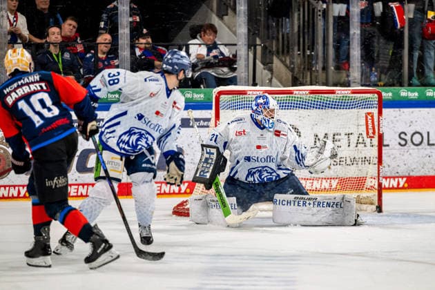 Evan Barratt 10, Nuremberg Ice Tigers, NIT misses the goal defended by Jakub Skarek 31, Straubing Tigers, Nuremberg Ice Tigers vs. Straubing Tigers, Ice Hockey, Penny DEL, Matchday 4, September 27, 2026, Nuremberg Ice Tigers vs. Straubing Tigers, Ice Hockey, Penny DEL, Matchday 4, September 27, 2026 Copyright: xEibner-Pressefoto ThomasxHahnx EP_NIT