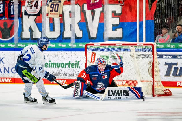 Joseph Duszak (12), Straubing Tigers, is stopped by Niklas Treutle (31), Nuremberg Ice Tigers, NIT, Nuremberg Ice Tigers vs. Straubing Tigers, ice hockey, Penny DEL, Matchday 4, September 27, 2026, Nuremberg Ice Tigers vs. Straubing Tigers, Ice Hockey, Penny DEL, Matchday 4, September 27, 2026 Copyright: xEibner-Pressefoto ThomasxHahnx EP_NIT