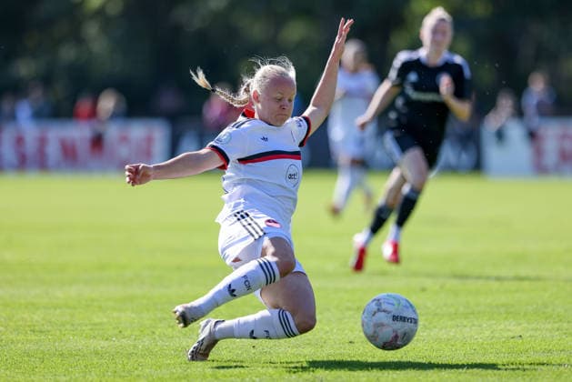 Keira Bednorz, 1 FC Nürnberg, 21 with the ball, single frame, full body, action, game scene, DFB REGULATIONS PROHIBIT ANY USE OF PHOTOGRAPHS AS SEQUENCE IMAGES AND OR VIDEO-LIKE PHOTO STREAMS DFB REGULATIONS PROHIBIT ANY USE OF PHOTOGRAPHS AS IMAGE SEQUENCES AND OR QUASI-VIDEO, September 27, 2026, Bremen, Germany, Soccer, DFB Women’s Cup, ATS Color Goal 1 FC Nuremberg xobx