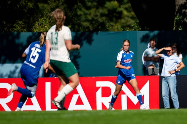 September 27, 2026, GER, Soccer, Women, DFB Cup, 2026–2027 Season, Round 1, SpVgg Greuther Fürth vs. TSG 1899 Hoffenheim; Ilse Kemper (Hoffenheim, 18), with Eva Maria Virsinger (Hoffenheim) behind her; Fürth coach Julius Hirsch; Sportzentrum Bayern, Germany Copyright: xNordphoto Memmlerx