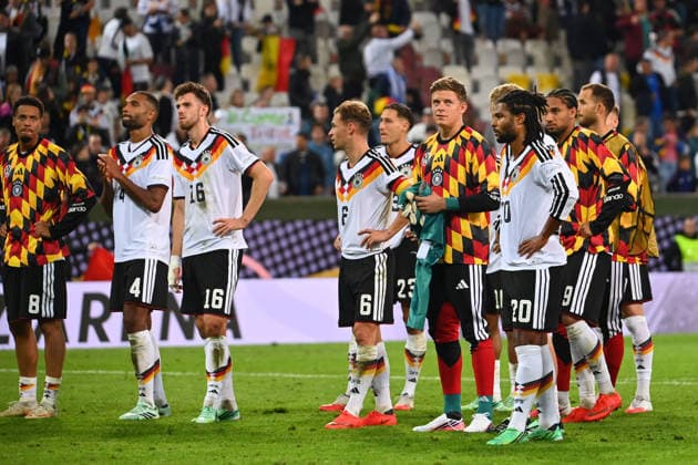 Team photo, team, squad, post-game team photo, with players, disappointment, frustration, disappointed, frustrated, dejected, UEFA Nations League group stage, Group B, Matchday 2: Germany (GER) vs. Greece (GRE) 0–1, on September 27, 2026, WWK ARENA AUGSBURG