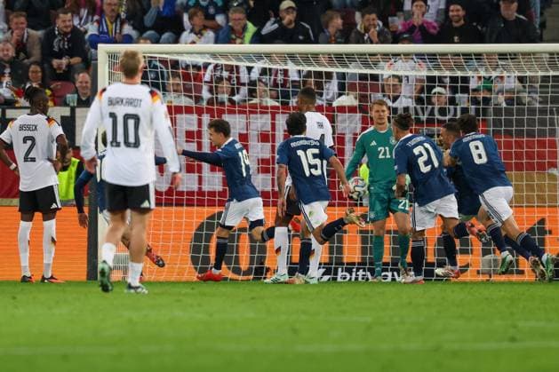 The Greek team celebrates after Dimitris Kourbelis scores the 0-1 goal, Greece; disappointment among the German players, Germany vs. Greece, soccer, DFL, DFB, UEFA Nations League, 2026–2027 season, group stage, Group B, Matchday 2 of 6, September 27, 2026, Augsburg, Bavaria, Germany Copyright: xkolbert-press MartinxAgüerax