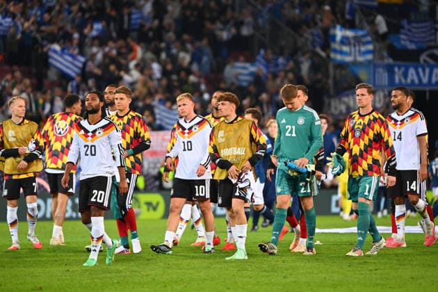 Team photo, team, squad, team photo after the game, player departure, disappointment, frustration, disappointed, frustrated, dejected, UEFA Nations League group stage, Group B, Matchday 2: Germany (GER) vs. Greece (GRE) 0–1, on September 27, 2026, WWK ARENA AUGSBURG