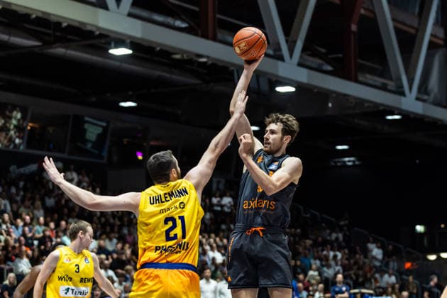 September 27, 2026, GER, BBL, easyCredit Basketball Bundesliga, Chemnitz, Niners Chemnitz vs. Phoenix Hagen, Jannis von Seckendorff (Niners Chemnitz), 90; Tim Uhlemann (Phoenix Hagen), 21, Chemnitz Messe, Chemnitz, Saxony, Germany