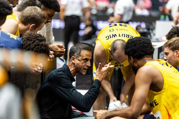 September 27, 2026, GER, BBL, easyCredit Basketball Bundesliga, Chemnitz, Niners Chemnitz, Phoenix Hagen, Chris Harris (coach), Phoenix Hagen talks with his players, Chemnitz Exhibition Center, Chemnitz, Saxony, Germany
