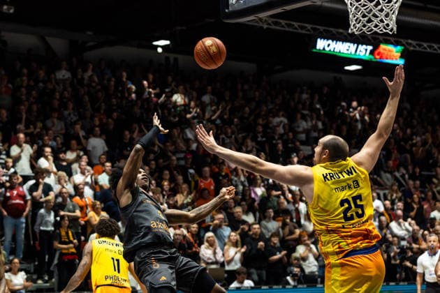 September 27, 2026, GER, BBL, easyCredit Basketball Bundesliga, Chemnitz, Niners Chemnitz vs. Phoenix Hagen, Stefan Smith (Niners Chemnitz), 2; Cameron Krutwig (Phoenix Hagen), 25; Chemnitz Messe, Chemnitz, Saxony, Germany