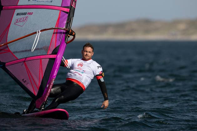 PWA Citroën World Windsurfing Tour Sylt 2026 Day 2 Freestyle Men, Slalom Men Training Sylt Westerland, September 27, 2026 Manolis Chrysopoulos Freestyle Men, Greece, GRE 374 PWA Citroën World Windsurfing Tour Sylt 2026 Day 2 Freestyle Men, Slalom Men Training on September 27, 2026, off Brandenburger Beach, motorboat on Sylt, Westerland, Germany Copyright: xBEAUTIFULxSPORTS AndreasxDickx