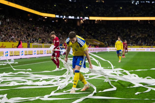 September 28, 2026: Gabriel Gudmundsson of Sweden clears confetti from the field ahead of the Nations League soccer match between Sweden and Poland on September 28, 2026 in Stockholm. Photo by Jesper Zerman, BILDBYRAN, code JZ JM0857, bbeng, soccer, football, national team match, Nations League, UEFA Nations League, Sweden, Sweden A, Poland Copyright: JESPERxZERMAN BB260928JZ009