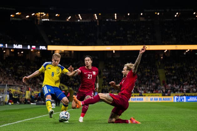 September 28, 2026: Daniel Svensson of Sweden against Nicola Zalewski and Tymoteusz Puchacz of Poland during the Nations League soccer match between Sweden and Poland on September 28, 2026 in Stockholm. Photo by Emma Wallskog, BILDBYRAN, code EW JM0857, bbeng, soccer, football, international match, Nations League, UEFA Nations League, Sweden, Sweden A, Poland Copyright: EMMAxWALLSKOG BB260928EW026