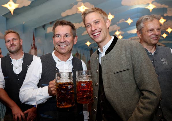 Soccer, Men s, Bavarian Regional League, 2026–2027 Season, TSV 1860 Munich, Official Oktoberfest Visit, Hacker Festzelt Prost, raising a toast here with Gernot Mang, President of TSV 1860 Munich (left), and Dominik Krause, Mayor of the City of Munich (right)
