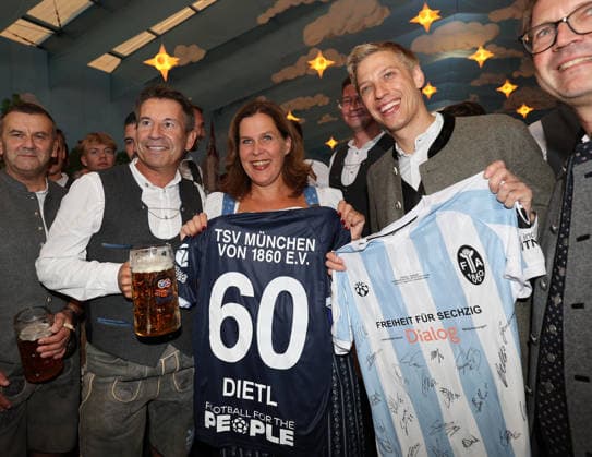 Soccer, Men s, Bavarian Regional League, 2026–2027 Season, TSV 1860 Munich, Official Oktoberfest Visit, Hacker Festzelt Gernot Mang, President of TSV 1860 Munich, with Verena Dietl, 3rd Deputy Mayor of the City of Munich, and Dominik Krause, Mayor of the City of Munich (from left to right) at the jersey presentation