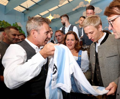 Soccer, Men s, Bavarian Regional League, 2026–2027 Season, TSV 1860 Munich, Official Oktoberfest Visit, Hacker Festzelt: Gernot Mang, President of TSV 1860 Munich (left), presents Dominik Krause, Mayor of the City of Munich (right), with a jersey