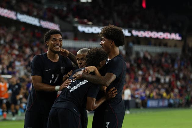 September 29, 2026, St. Louis, Missouri, USA: ST. LOUIS, MO - SEPTEMBER 29: MATHIS ALBERT of the USA MEN S national team, Nationalteam celebrates with teammates after a goal during an International Friendly, Länderspiel, Nationalmannschaft against Chile at Energizer Park in St. Louis, Missouri, on September 29, 2026. Soccer 2026: USA Vs. Chile International Friendly. - ZUMAn332 20260929_zsp_n332_037 Copyright: xTaylorxNickersonx
