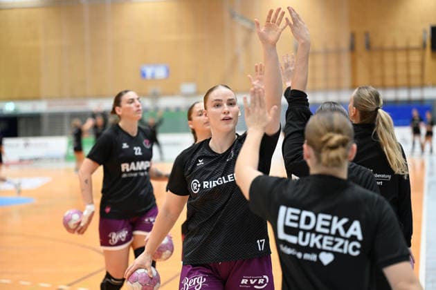 September 30, 2026, GER, Handball, Women, DHB Cup, 2026–2027 Season, Matchday 2, HSV Solingen Gräfrath 76 vs. TuS Metzingen High-five Metzingen Charlotte Kähr Kaehr TuS Metzingen 17, Gabriela Bitolo TuS Metzingen 22, Solingen Klingenhalle NRW Germany Copyright: xNordphoto Meuterx