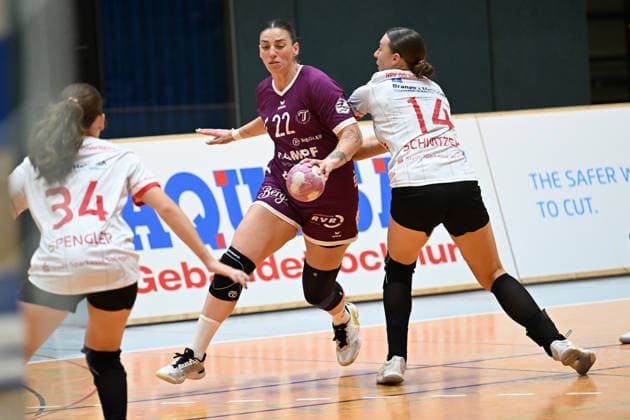 September 30, 2026, GER, Handball, Women, DHB Cup, 2026–2027 Season, Matchday 2, HSV Solingen Gräfrath 76 vs. TuS Metzingen Gabriela Bitolo (TuS Metzingen 22) in a one-on-one battle against Emma Elisabeth Schwitzer (HSV Solingen Gräfrath 14), Solingen Klingenhalle, North Rhine-Westphalia, Germany Copyright: xNordphoto Meuterx