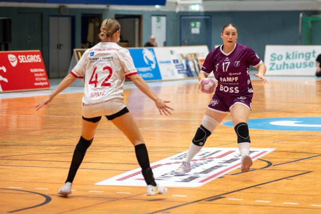 Head-to-head between Deborah Spatz of HSV Solingen Graefrath, 42, and Charlotte Kaehr of TuS Metzingen, 17; HSV Solingen Graefrath 76 vs. TuS Metzingen, DHB Women’s Cup, Round 2, 2026–2027 season, September 30, 2026, HSV Solingen Graefrath 76 vs. TuS Metzingen, DHB Women’s Cup, Round 2, 2026–2027 season, September 30, 2026, Solingen Copyright: xEibner-Pressefoto ThomasxHaeslerx EP_THR